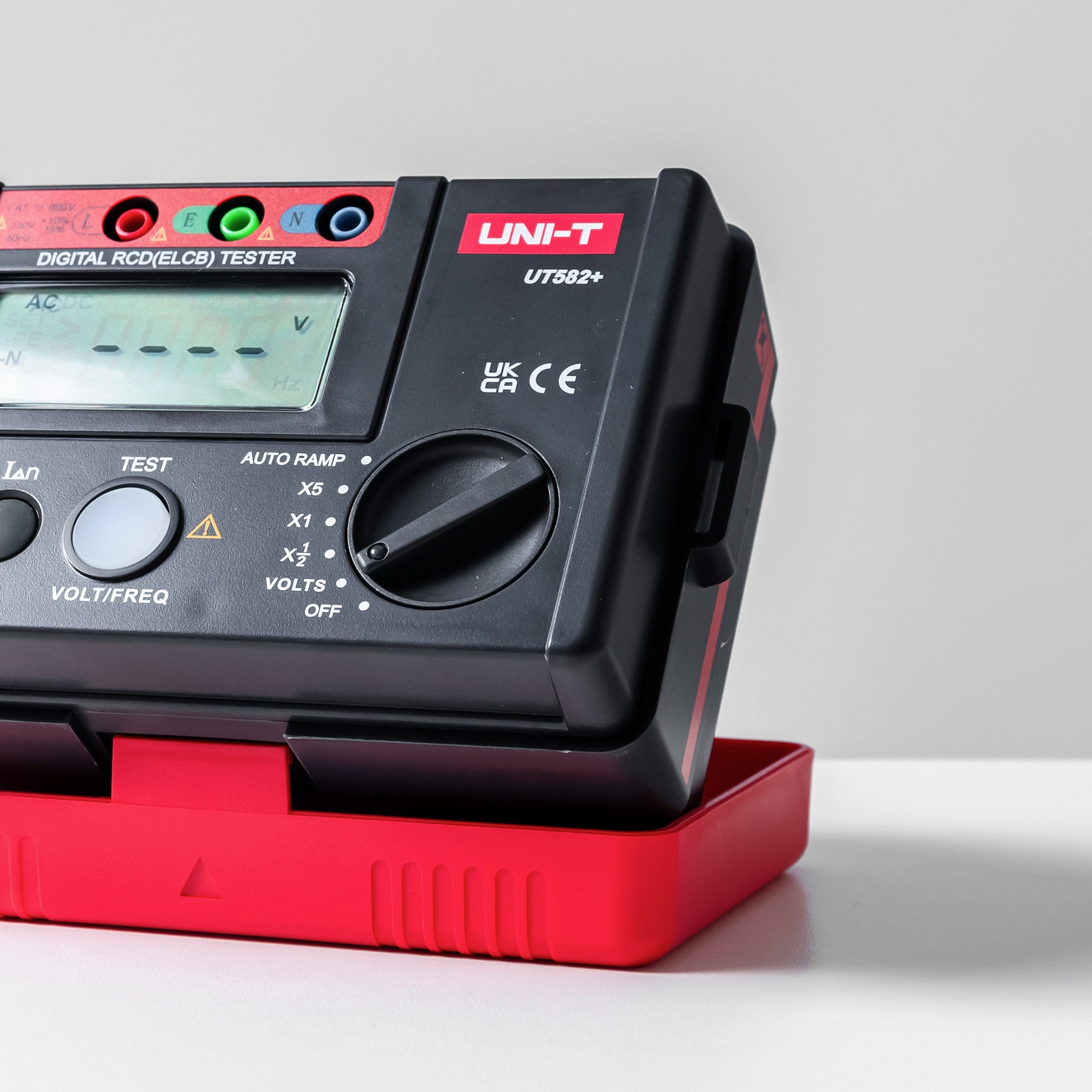 Probador de Disyuntores UNI-T Modelo UT 582+