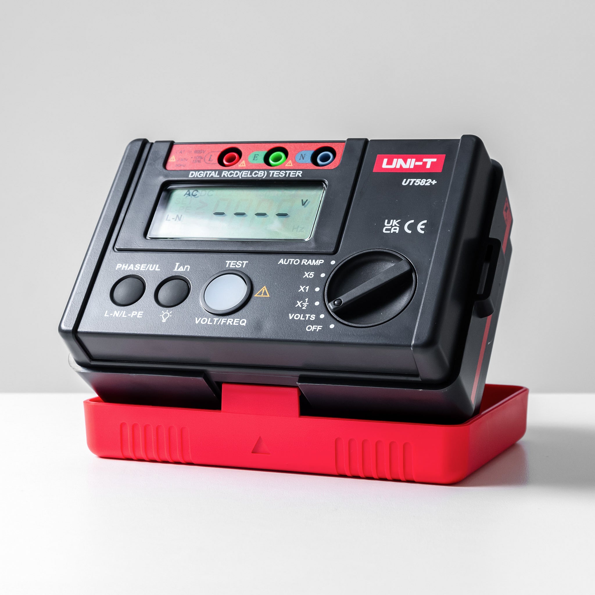 Probador de Disyuntores UNI-T Modelo UT 582+