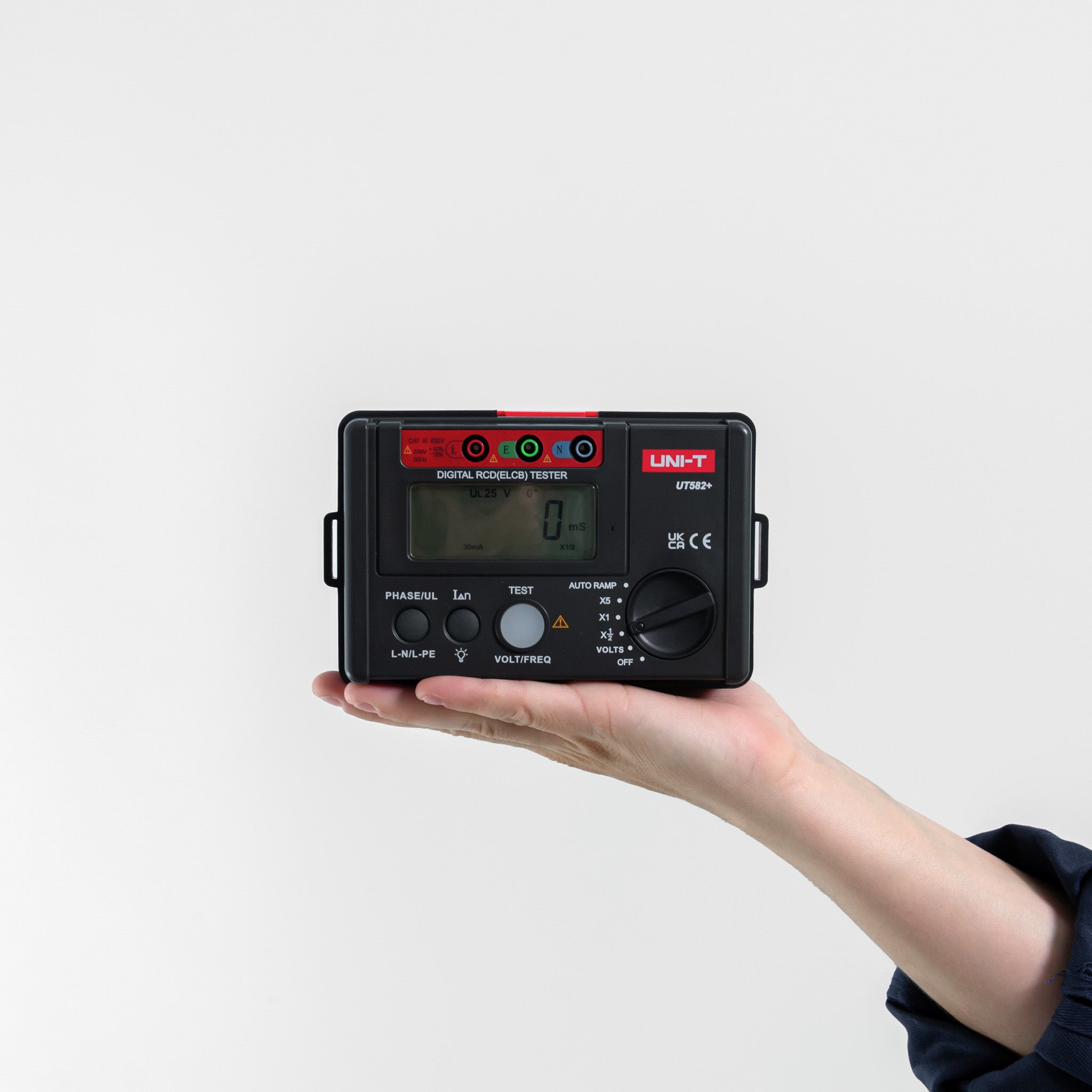 Probador de Disyuntores UNI-T Modelo UT 582+